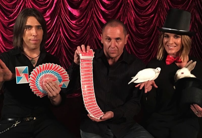 corporate-magician-sydney-roving-wedding-magicians